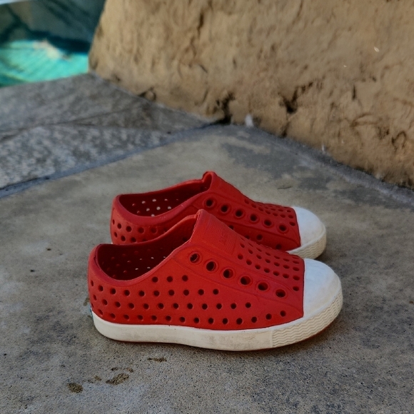 Native Jefferson Red Kids Slip-On Shoes Size 4 - Picture 3 of 8
